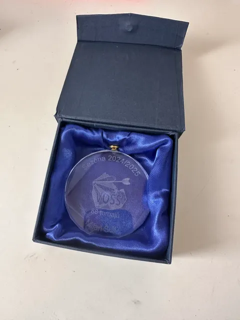 Glazen medaille met graveren