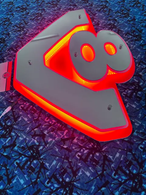 Světelné 3D led logo V8