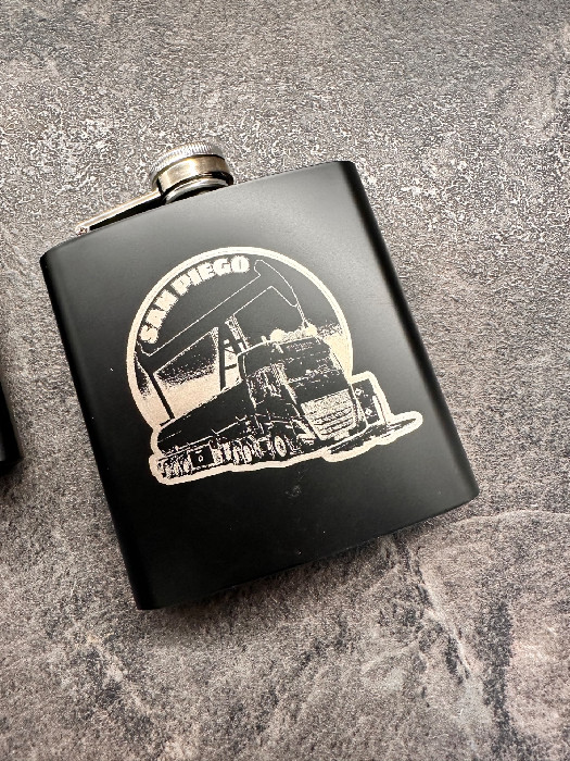 Petaca negra 220 ml + logo/texto grabado