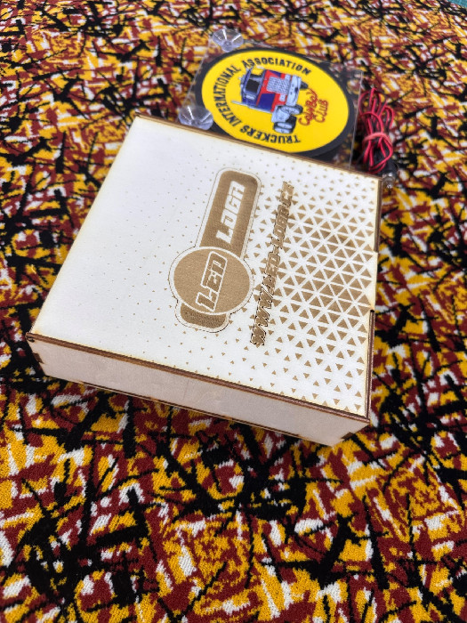 HOLZ-GESCHENKBOX MIT LED LOGA LOGO
